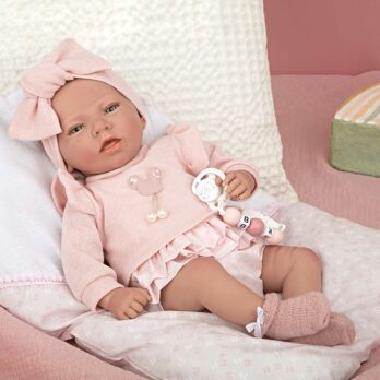 Reborn nukk koos roosade riietega