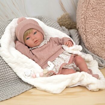 Reborn nukk koos roosade riietega