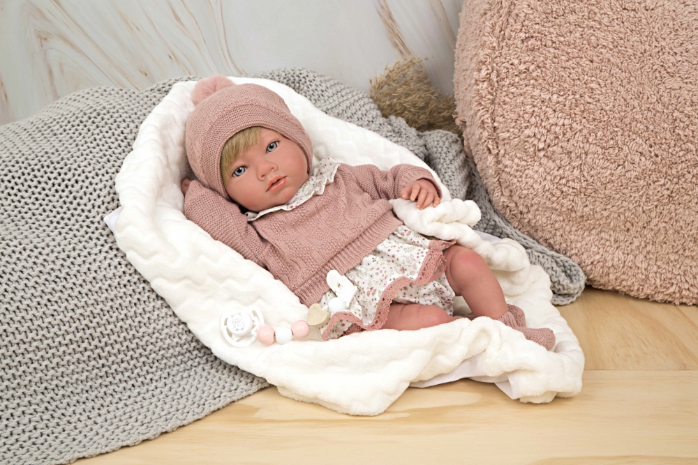 Reborn nukk koos roosade riietega