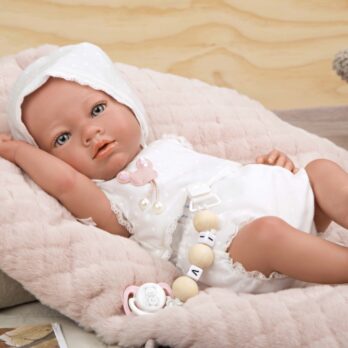 Reborn nukk koos valgete riietega