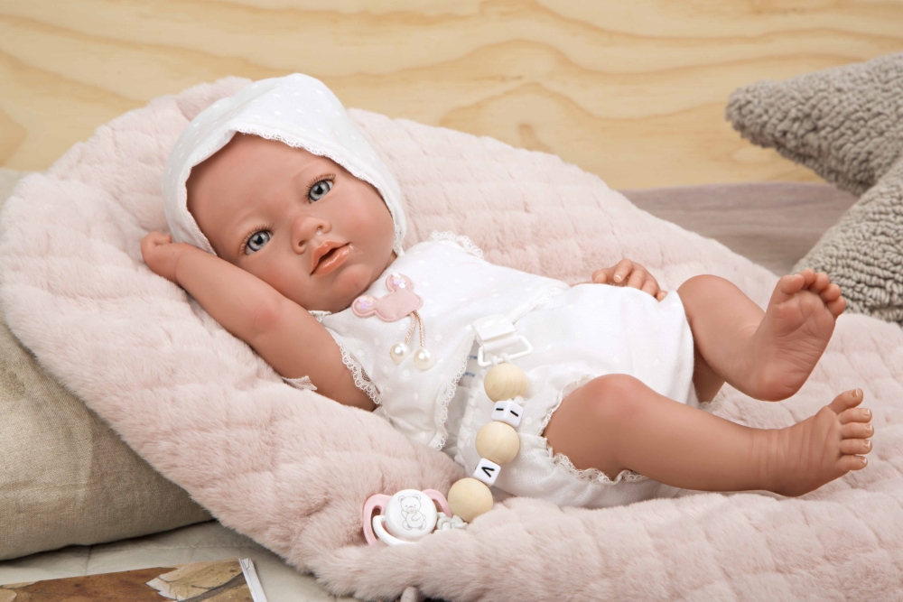 Reborn nukk koos valgete riietega