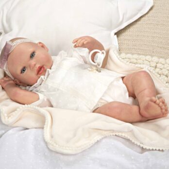 Reborn nukk koos valgete riietega