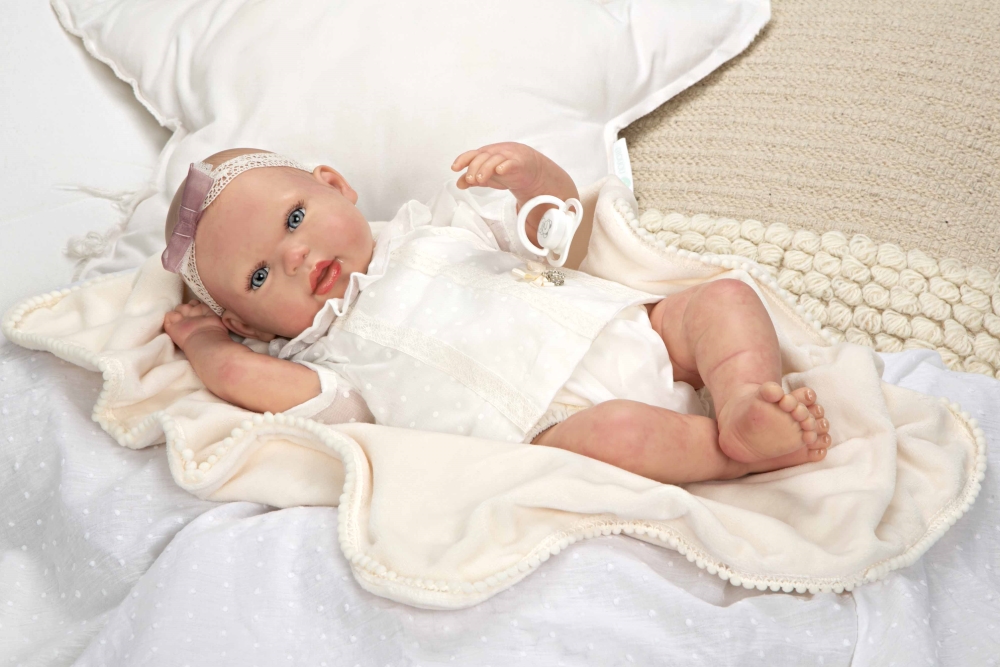 Reborn nukk koos valgete riietega