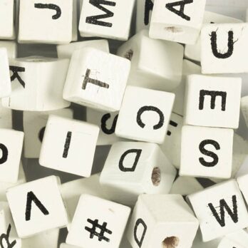 Kirjahelmed, A-Z, &, #, ?, suurus 8x8 mm, augu suurus 3 mm, valge, 96 tk / 1 pakend